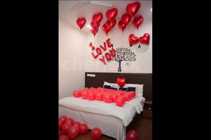 How to decorate bedroom with love symbol ballons