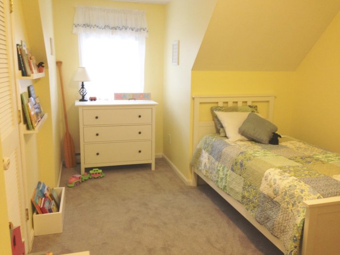 How to decorate cape cod shaped kids bedrooms