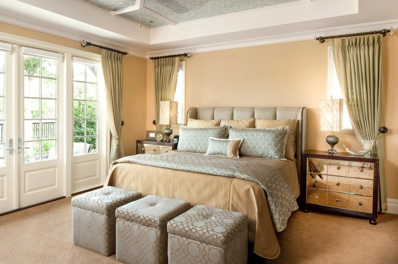 How to decorate master bedroom