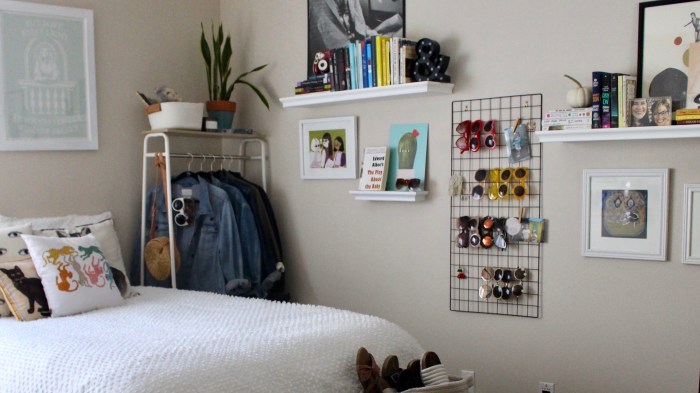 How to decorate simple small bedroom