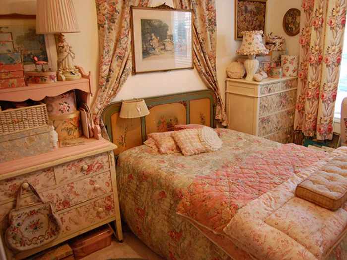 How to decorate a bedroom with antique furniture