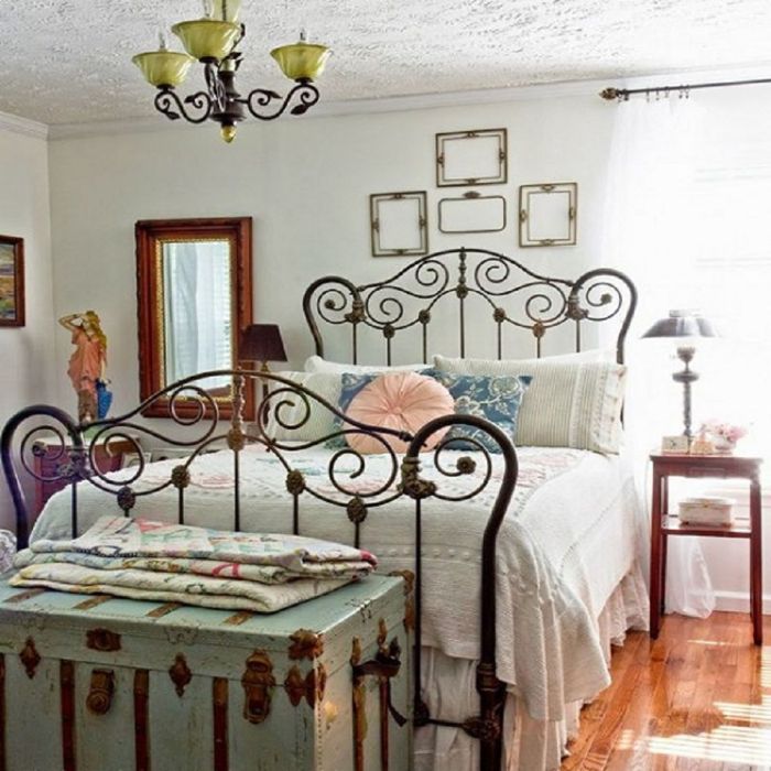 How to decorate a bedroom with antique furniture