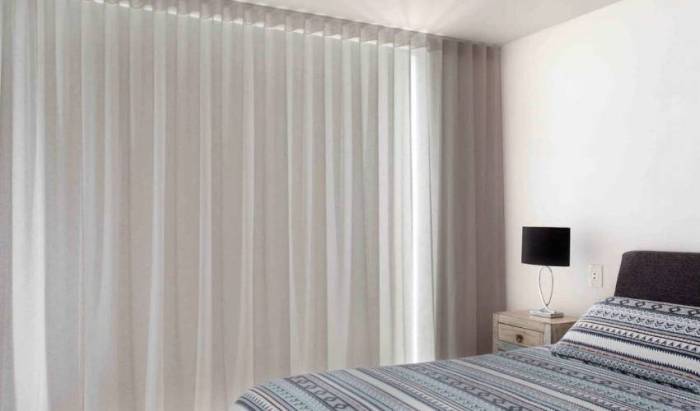 How to decorate windows with sheer curtains