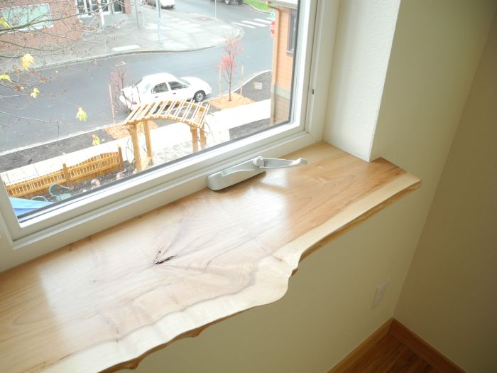 How to decorate a bedroom window sill